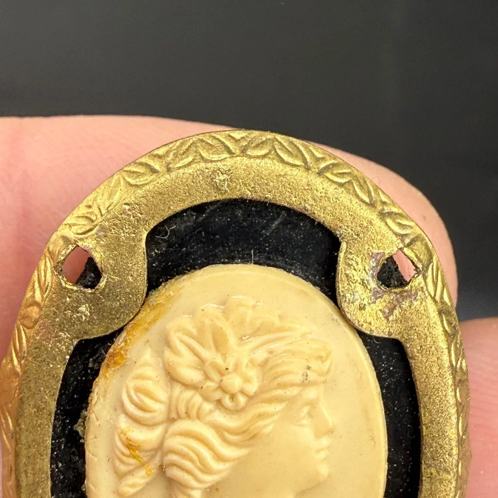 Vintage Cameo Brooch Pin Gold Tone Black Oval Portrait